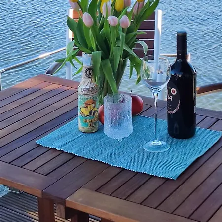Oeko Budget Hausboot Retreat Morgenrot Hotel na wodzie