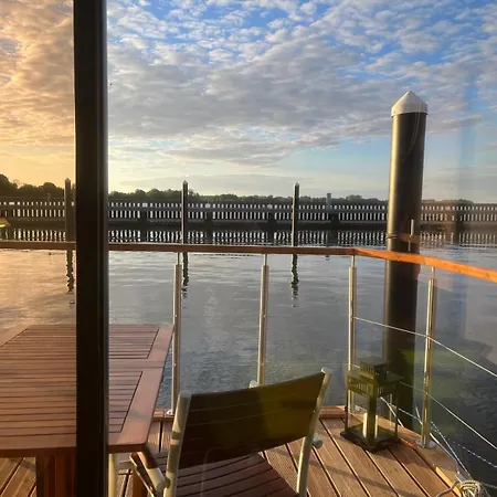 Oeko Budget Hausboot Retreat Morgenrot Hotel na wodzie